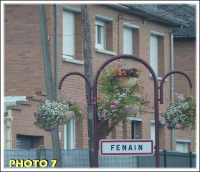 Quel nom porte la rue o&ugrave; se situe ce panneau ?