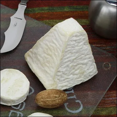 Le pouligny-saint-pierre est un fromage au lait de chèvre produit en Provence.
