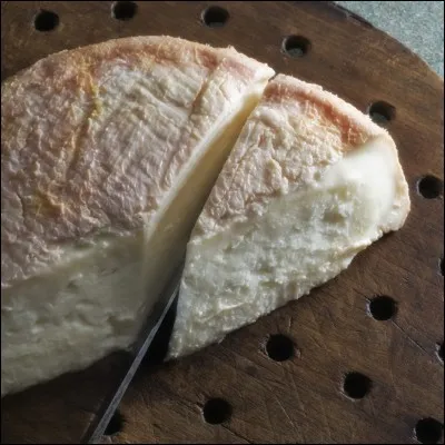 Le munster-géromé a une pâte molle et une croûte lavée ; il est produit dans 7 départements de l'Est.