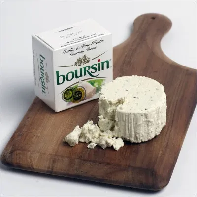 "Du pain, du Boursin, on est bien". Cette pâte parfumée à l'ail et aux fines herbes est produite dans le département de l'Eure.