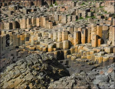 En Irlande du Nord, quelle roche volcanique a formé les colonnes hexagonales de la Chaussée des Géants ?