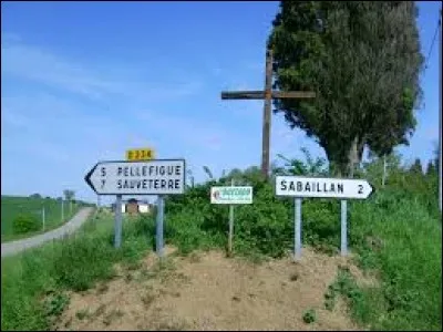 A ce croisement, nous allons prendre &agrave; gauche, direction Pellefigue. Nous sommes en Occitanie, dans le d&eacute;partement ...