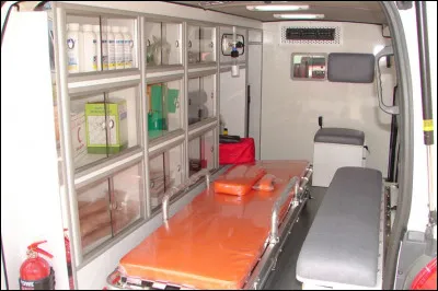 Tu viens récupérer un patient de sa consultation à l'hôpital mais le médecin ne peut pas remplir la PMT (Prescription Médicale de Transport) car il est parti en repos. Il sera de retour dans une demi-heure. Que fais-tu ?