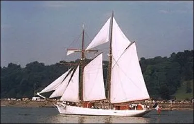 L'Étoile est une goélette à hunier de 37,5 mètres qui fut construite dans un port de Normandie :