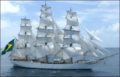 Le Cisne Branco (Cygne Blanc) est un clipper trois-mâts carré de 76 mètres. En quelle langue est prononcé le nom de ce navire ?