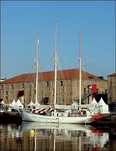 Le Blue Clipper est une goélette à trois mâts de 37,5 mètres. Son port d'attache est La Valette...