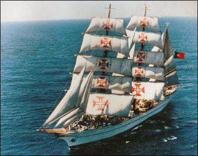 Le Sagres III est un trois-mâts barque portugais de 89,5 mètres. Son équipage se compose de 10 officiers, 19 sous-officiers, 131 marins et 90 cadets, soit...