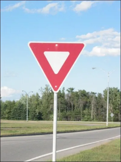 Vous entrez sur l'autoroute et comme la plupart des acc&egrave;s, vous voyez ce panneau. Que faites-vous normalement, pour aller sur l'autoroute si la voie que vous devez prendre est occup&eacute;e ?
