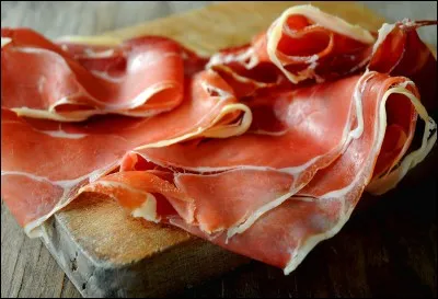 Depuis 1462, quelle ville célèbre son jambon au cours d'une foire annuelle à Pâques ?