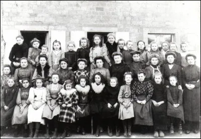 En France, à partir de quelle année les contenus, la durée, les horaires des enseignements et le baccalauréat sont-ils identiques pour les filles et les garçons ?