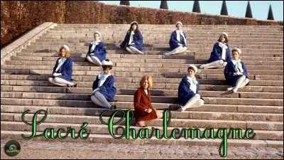 "Qui a eu cette idée folle / Un jour d'inventer l'école ? / Qui a eu cette idée folle / Un jour d'inventer l'école ? / C'est ce sacré Charlemagne / Sacré Charlemagne...". Retrouvez l'interprète de cette chanson, sortie en 1964 :