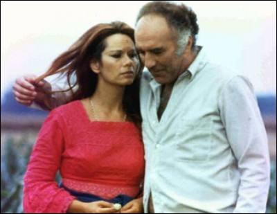 De quelle couleur est habillée la femme aperçue par le héros, dans ce film de Michel Deville, interprété par Michel Piccoli et Léa Massari ?