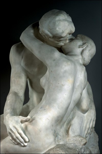 De qui la sculpture sur marbre "Le Baiser" est-elle une des œuvres les plus connues ?