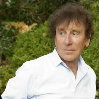 En 2000, qui "chante un baiser", selon les premiers mots de sa chanson ?