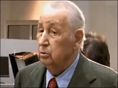 Quel film avec Philippe Noiret se cl&ocirc;t par une succession de sc&egrave;nes de baisers censur&eacute;es ?