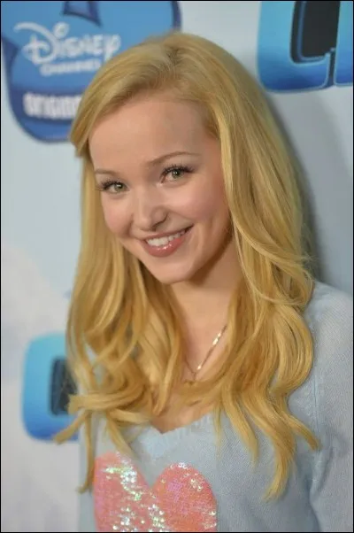 Combien de chansons a-t-elle interprétées en solo pour la série "Liv et Maddie" ?