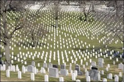 Un des lieux les plus célèbres du monde pour y enterrer les plus illustres de ceux qui nous ont quittés, on fait référence à un cimetière militaire, près de la tombe de JFK brûle une flamme éternelle. C'est : ..