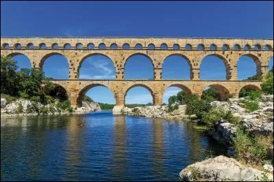 Ce magnifique aqueduc romain à trois niveaux a été inscrit sur la liste du patrimoine mondial de l'Unesco en décembre 1985. C'est :