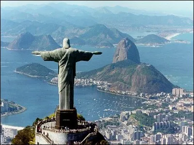 Laquelle de ces statues surplombe la ville Rio de Janeiro au Brésil ?