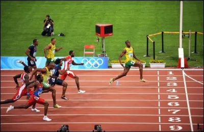 Lors des premiers Jeux olympiques du Jamaïcain, à Pékin en 2008, Usain Bolt arrive-t-il à aligner les 3 médailles d'or avec les courses respectives du 100 m, du 200 m et du 4 × 100 mètres ?