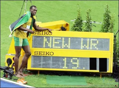 Quatre jours après, le 20 août, lors de la même compétition, le Jamaïcain bat de nouveau son record du monde, cette fois sur la course du 200 m. Quelle distance Usain Bolt veut-il montrer sur le tableau ?