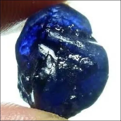 Une pierre est associée au mois de votre naissance. Laquelle est dédiée au mois de septembre ? Ici représenté en bleu royal.