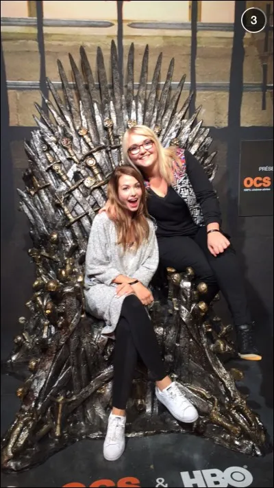 Quelle fille est une de ses grandes copines de YouTube ?