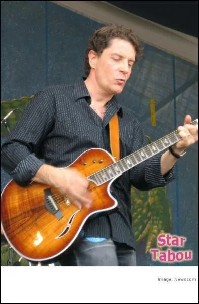 Quel est le nom de ce chanteur ?