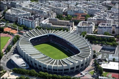 Quel est le nombre de places au parc des princes ?