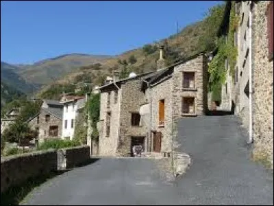 Noh&egrave;des est un petit village d'Occitanie de 65 habitants, dans la r&eacute;gion naturelle du Conflent, situ&eacute; dans le d&eacute;partement ...