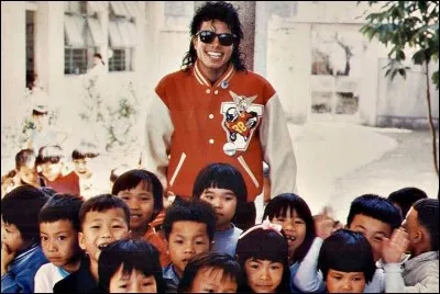 Laquelle de ces chansons a été enregistrée pour récolter des fonds pour lutter contre la famine en Éthiopie ?