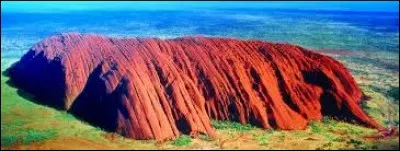 Au centre de l'Australie se trouve le relief rocheux appelé Ayers Rock. Quel nom lui donnent les Aborigènes ?