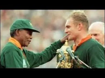 Quel film de Clint Eastwood retrace l'épopée de l'équipe d'Afrique du Sud quand elle remporta la Coupe du monde de rugby en 1995 ?