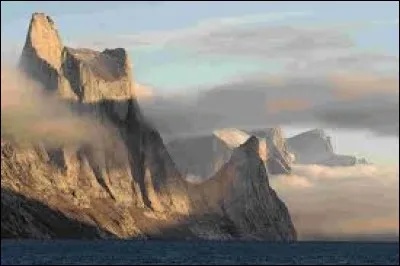 Quel territoire du Canada traversé par le cercle actique est peuplé par les Inuits ?