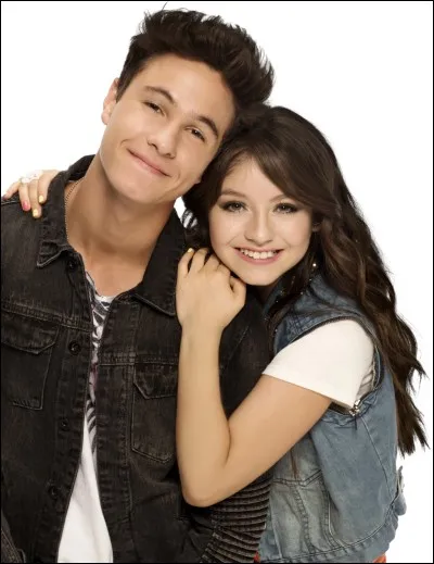 De qui est amoureux Simón dans la saison 1 de "Soy Luna" ?