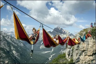 Se remplit par le bas et se vide par le haut.