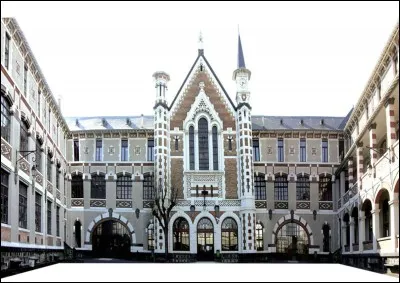 Construit &agrave; la fin du XIXe si&egrave;cle comme lyc&eacute;e de jeunes filles, cet &eacute;tablissement a pris le nom de Jeanne-d'Arc. Il est voisin du lyc&eacute;e Blaise Pascal, honor&eacute; par sa ville natale, et de b&acirc;timents de l'universit&eacute; d'Auvergne. Dans quelle ville se trouve ce lyc&eacute;e ?