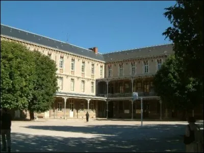 Construit &agrave; la fin du XIXe si&egrave;cle pour remplacer le premier lyc&eacute;e de la ville cr&eacute;&eacute; en 1803, le lyc&eacute;e Carnot, &agrave; proximit&eacute; du centre-ville et du Palais des Etats de Bourgogne, est aujourd'hui un important &eacute;tablissement de classes pr&eacute;paratoires. Dans quelle ville se trouve ce lyc&eacute;e ?