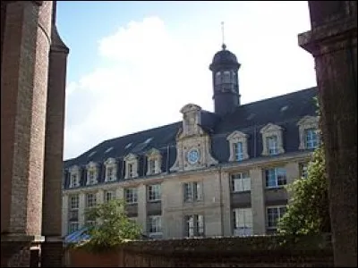 Ancienne &eacute;cole professionnelle puis &eacute;cole primaire sup&eacute;rieure, le coll&egrave;ge Fontenelle, du nom de l'&eacute;crivain du XVIIIe n&eacute; dans la ville, est install&eacute; dans un ancien s&eacute;minaire dont il reste le portail d'honneur du d&eacute;but du XVIIIe. Dans quelle ville normande se trouve ce coll&egrave;ge, situ&eacute; entre les lyc&eacute;es Corneille et Jeanne-d'Arc ?