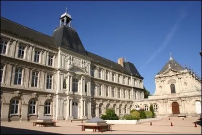 Le coll&egrave;ge Saint-Louis, de l'institution du m&ecirc;me nom, poss&egrave;de cette jolie chapelle &eacute;difi&eacute;e &agrave; la fin du XIXe si&egrave;cle. Il est situ&eacute; dans cette ville de la cavalerie bord&eacute;e par la Loire, &agrave; deux pas des Ecoles militaires. Dans quelle ville se trouve ce coll&egrave;ge ?
