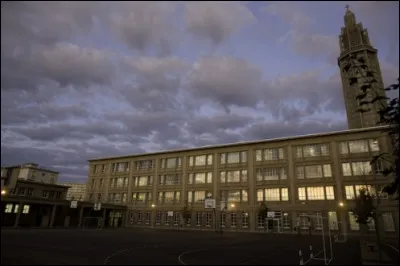 Tr&egrave;s embl&eacute;matique de l'architecture de reconstruction de la ville par Auguste Perret, le coll&egrave;ge a pris le nom de Raoul Dufy pour honorer le peintre natif de la ville. De quelle ville s'agit-il ?