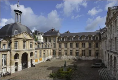 Le lyc&eacute;e Corneille de cette ville, class&eacute; monument historique, est issu d'un ancien coll&egrave;ge des J&eacute;suites du XVIIe si&egrave;cle. Dans quelle ville, la ville natale du grand &eacute;crivain, se trouve-t-il ?