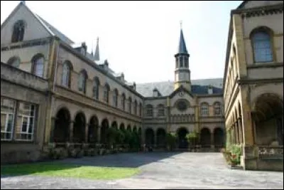 Le lyc&eacute;e Fabert, install&eacute; dans l'ancienne abbaye Saint-Vincent, fait partie des premiers lyc&eacute;es cr&eacute;&eacute;s sous le Consulat. Il est nomm&eacute; en hommage au mar&eacute;chal de France du XVIIe si&egrave;cle, n&eacute; dans cette ville, grande place-forte qui gardait la France &agrave; l'Est. Dans quelle ville se trouve ce lyc&eacute;e ?