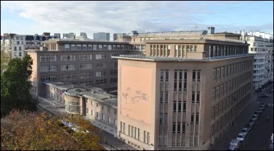 Le lyc&eacute;e Camille S&eacute;e, construit dans les ann&eacute;es 1930 en bordure de la plaine de Grenelle, est tr&egrave;s repr&eacute;sentatif du style Art d&eacute;co du fait de ses larges galeries au sol recouvert de fa&iuml;ences, de sa cour pav&eacute;e et de sa rotonde. Dans quelle ville se trouve-t-il ?