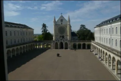 Ancien petit s&eacute;minaire, cet &eacute;tablissement est devenu lyc&eacute;e apr&egrave;s la loi de 1905; il a pris ensuite le nom de Jacques Coeur, c&eacute;l&egrave;bre enfant de la ville. Dans quelle ville se trouve ce lyc&eacute;e ?