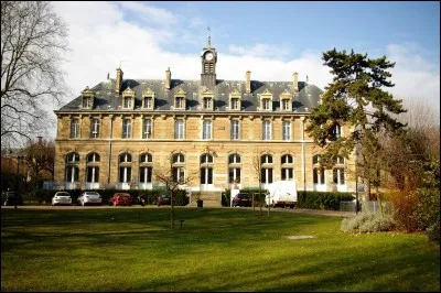 C'est le nom de ce lyc&eacute;e qu'il vous faut trouver : construit en 1882 dans un cadre bucolique &agrave; Sceaux, il b&eacute;n&eacute;ficie encore d'un vaste parc dont certains arbres sont d'essence rare et centenaires. Il a &eacute;t&eacute; inaugur&eacute; en 1885 et inscrit aux monuments historiques. Il doit son nom &agrave; l'artisan d'un plan de cr&eacute;ation d'&eacute;coles sous la convention, en 1794-95. Comment se nomme ce lyc&eacute;e ?