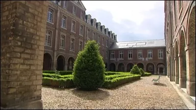 Le lyc&eacute;e Fran&ccedil;ois 1er, le premier lyc&eacute;e de cette ville, a &eacute;t&eacute; cr&eacute;&eacute; sous le second empire. Sartre et Aron y ont enseign&eacute;. Le lyc&eacute;e porte le nom du roi fondateur de la ville. Dans quelle ville se trouve-t-il ?