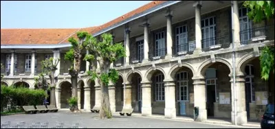 Con&ccedil;u comme une annexe du lyc&eacute;e Montaigne, le lyc&eacute;e Longchamps a pris le nom de Montesquieu, n&eacute; non loin de l&agrave;. Il poss&egrave;de une tr&egrave;s belle cour int&eacute;rieure. Dans quelle ville se trouve-t-il ?