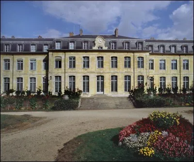 Ce lyc&eacute;e, situ&eacute; en banlieue parisienne, est install&eacute; dans un ch&acirc;teau construit &agrave; la fin du XVIIe si&egrave;cle par l'architecte Jules Hardouin-Mansart. Alain, Maurice Druon, Pierre Chaunu y ont enseign&eacute;. Il porte le nom d'un grand historien du XIXe si&egrave;cle. De quel &eacute;tablissement s'agit-il ?