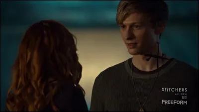 Qui découvre en premier la vraie identité de Sébastien ?